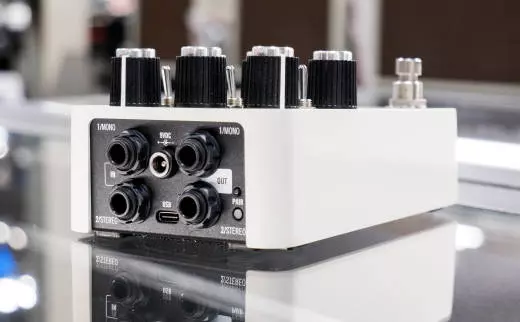 Universal Audio - Astra Modulation Machine Stereo Effects Pedal 2